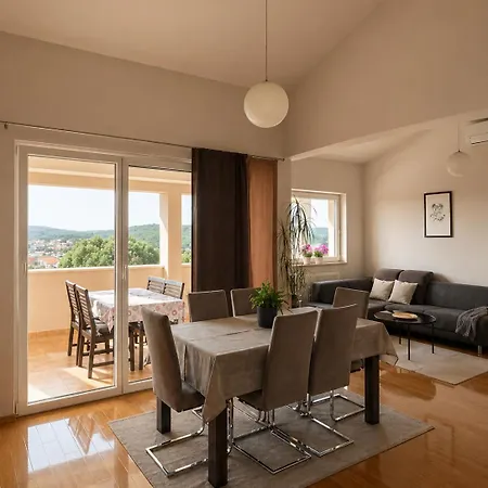 Appartement Lovely Overlooking The Sea - *